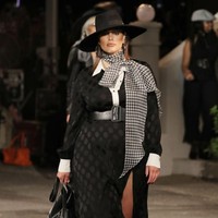 Berbadan dua bukan penghalang bagi Ashley Graham untuk berjalan di catwalk Tommy Hilfiger x Zendaya saat New York Fashion Week baru-baru ini. Berbalut dress hitam polkadot bergaya retro, Ashley melenggang dengan dua kaki yang ditopang heels bernuansa boho yang chic.  (Foto: Getty Images)