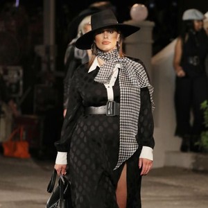 7 Tips Memilih Baju Untuk Wanita Gemuk, Bikin Lebih PD dan Stylish 7 Tips Memilih Baju Untuk Wanita Gemuk, Bikin Lebih PD dan Stylish