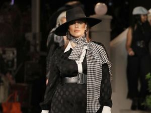 Foto: Aksi Bumil Ashley Graham Jalan di Catwalk New York Fashion Week