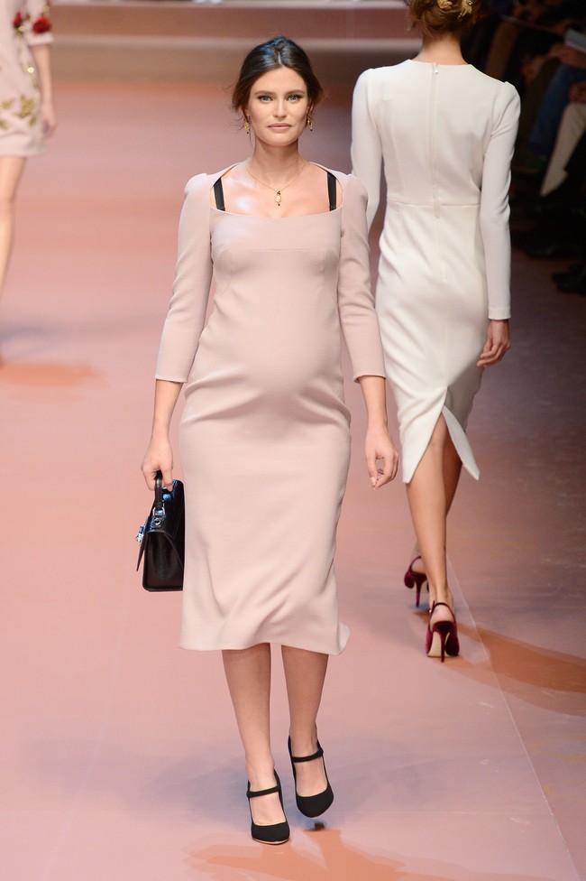 Peragaan koleksi Fall/Winter 2015 dari Dolce & Gabbana turut menampilkan Bianca Balti. Di catwalk, ia menebar pesonanya dengan dress pink yang mempertegas perut hamilnya. Saat itu, ia sedang hamil anak kedua.  (Foto: Getty Images)