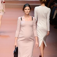 Peragaan koleksi Fall/Winter 2015 dari Dolce & Gabbana turut menampilkan Bianca Balti. Di catwalk, ia menebar pesonanya dengan dress pink yang mempertegas perut hamilnya. Saat itu, ia sedang hamil anak kedua.  (Foto: Getty Images)