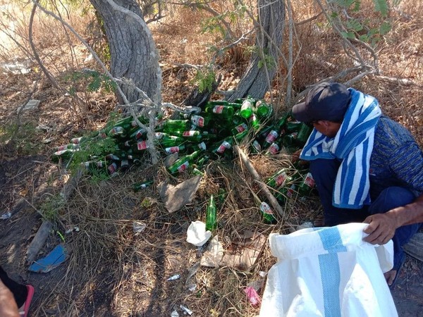 Sampah ini ditemukan kemarin, (09/09), ranger TN Komodo dan Masyarakat Peduli Sampah Desa Komodo melakukan bersih sampah di Pantai Pink dan menemukan tumpukan sampah itu (evanstevano/Komodo National Park-Indonesia/Instagram/Istimewa)