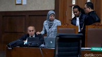 Dalam sidang dakwaan, terlihat Kivlan Zen didampingi tiga kuasa hukum dari militer. Mereka duduk bersama kuasa hukum lainnya. Kuasa hukum Kivlan, Tonin Tachta, mengatakan bantuan hukum boleh diberikan oleh siapa pun, termasuk kepada purnawirawan. Panglima TNI disebutnya juga akan memberikan bantuan hukum kepada purnawirawan.