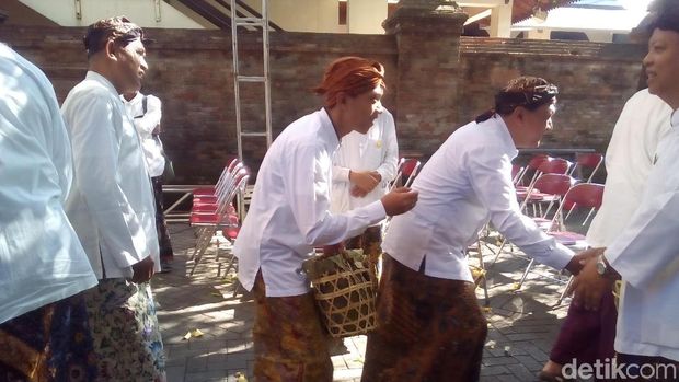 Nasi berkat Buka Luwur Sunan Kudus dibagikan. 