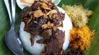 Selain empal, nasi krawu juga dilengkapi dengan dendeng sapi yang empuk manis. Ditambah telur asin makin enak rasanya. Foto : Instagram @kulinergresik