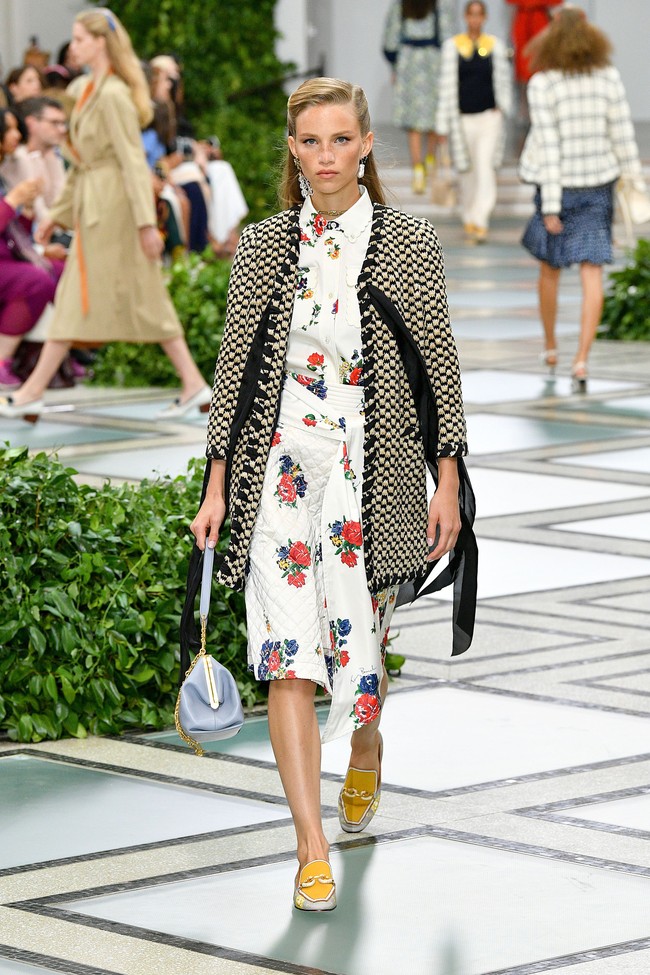 Tory burch menampilkan koleksi terbarunya di NYFW Spring 2020 yang terinspirasi dari gaya Putri Diana pada tahun 80-an. Fashion show Tory Burch digelar di Museum Brooklyn, New York, 8 September 2019. [Photo by Slaven Vlasic/Getty Images]