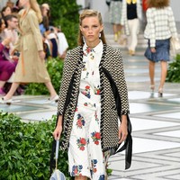 Tory burch menampilkan koleksi terbarunya di NYFW Spring 2020 yang terinspirasi dari gaya Putri Diana pada tahun 80-an. Fashion show Tory Burch digelar di Museum Brooklyn, New York, 8 September 2019. [Photo by Slaven Vlasic/Getty Images]