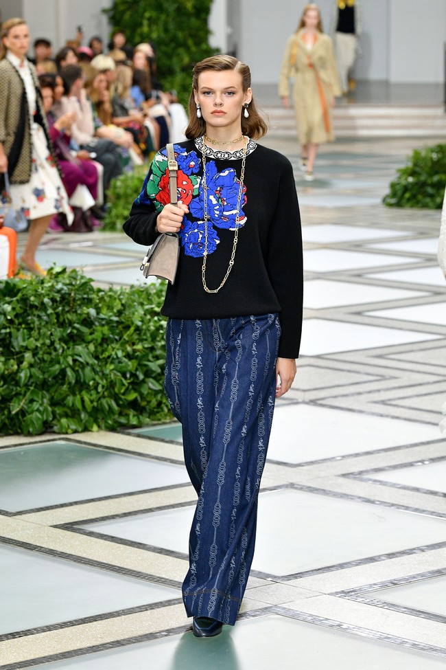 Tory burch menampilkan koleksi terbarunya di NYFW Spring 2020 yang terinspirasi dari gaya Putri Diana pada tahun 80-an. Fashion show Tory Burch digelar di Museum Brooklyn, New York, 8 September 2019. [Photo by Slaven Vlasic/Getty Images]