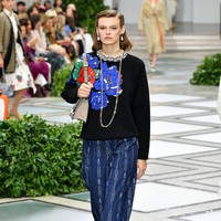Tory burch menampilkan koleksi terbarunya di NYFW Spring 2020 yang terinspirasi dari gaya Putri Diana pada tahun 80-an. Fashion show Tory Burch digelar di Museum Brooklyn, New York, 8 September 2019. [Photo by Slaven Vlasic/Getty Images]