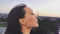 Namun dia juga menyempatkan untuk jalan-jalan. Ini saat dia berfoto dengan latar Menara Eiffel di Paris. (baobaowan/Instagram)