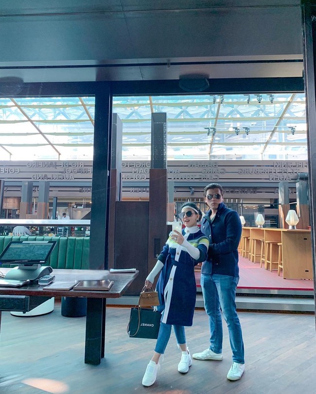 Seperti saat berlibur dengan Reino Barack ke Sydney, Syahrini tampak mengenakan sneakers putih yang senada dengan sang suami.  Foto: Instagram @princessyahrini