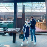 Seperti saat berlibur dengan Reino Barack ke Sydney, Syahrini tampak mengenakan sneakers putih yang senada dengan sang suami.  Foto: Instagram @princessyahrini