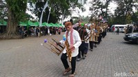 Wisatawan di Situs Budaya Ciung Wanara dan masyarakat beramai-ramai mengikuti prosesi perayaan HUT ke-10 Gong Perdamaian Dunia di Kabupaten Ciamis, Jawa Barat (Dadang Hermansyah/detikcom)