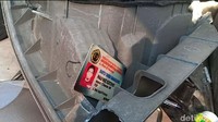 Ada sebuah kartu mahasiswa di antara bodi mobil yang ringsek.