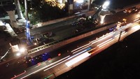 Salah satu pekerjaan mayoritas proyek Jalan Tol Jakarta-Cikampek II (Elevated) adalah pengangkatan steel box girder (SBG) yang merupakan dasar konstruksi dari jalan tol layang sepanjang 36,40 Km. Istimewa/Dok. PT Jasa Marga (Persero) Tbk.