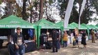 Puncaknya gong dibunyikan dengan cara dipukul oleh beberapa tokoh dan budayawan (Dadang Hermansyah/detikcom)