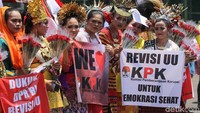 Massa yang menggelar aksi di depan gedung DPR ini mengatasnamakan Masyarakat Penegak Demokrasi (MPD).