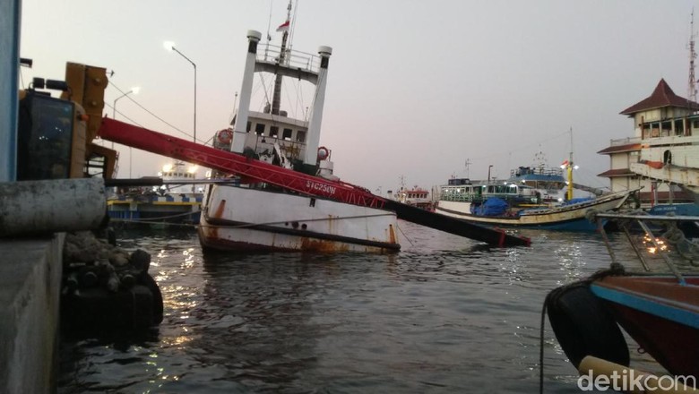 Mobil Crane Ambruk Timpa Kapal di Pelabuhan Semarang Mobil Crane Ambruk Timpa Kapal di Pelabuhan Semarang