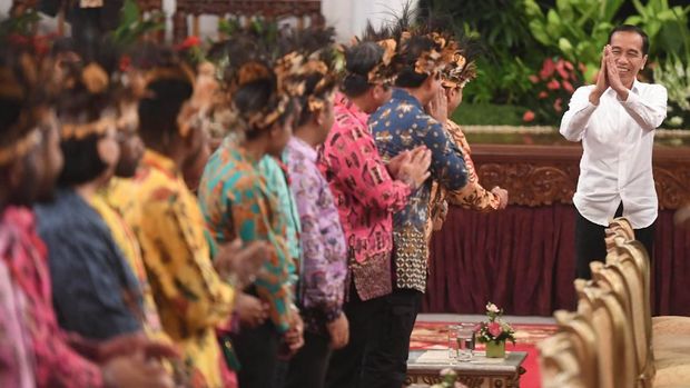 Kemarin, para tokoh Papua bertemu dengan Presiden Jokowi dan menuntut sejumlah hal, di antaranya revisi UU Otsus dan soal kesejahteraan warga.