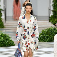 Tory burch menampilkan koleksi terbarunya di NYFW Spring 2020 yang terinspirasi dari gaya Putri Diana pada tahun 80-an. Fashion show Tory Burch digelar di Museum Brooklyn, New York, 8 September 2019. [Photo by Slaven Vlasic/Getty Images]