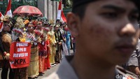 Selain bunga, mereka juga membawa poster, spanduk hingga bendera merah putih.