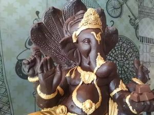 Demi Toleransi, Seniman Muslim di India Ini Bikin Patung Ganesha dari Cokelat