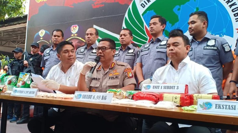 Polisi Tangkap 7 Kelompok Pengedar Narkoba Jaringan Malaysia-Jakarta Polisi Tangkap 7 Kelompok Pengedar Narkoba Jaringan Malaysia-Jakarta