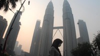 Persoalan kabut asap ini pun tak hanya terjadi di Indonesia. Kawasan Kuala Lumpur, Malaysia, turut diselimuti kabut asap. Antara Foto/Rafiuddin Abdul Rahman.