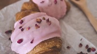 Terakhir bisa bersantai menyantap croissant pink yang cantik sambil menelusuri jalanan yang Instagrammable ini. Tertarik mampir? Foto: Istimewa