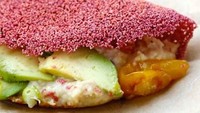 Crepes ini bisa dinikmati di restoran Beiju Tapiocaria yang ada di jalanan The Pink Street. Menu crepes di sini terbuat dari bahan alami, tanpa pewarna makanan. Mereka menggunakan buah bit. Foto: Istimewa
