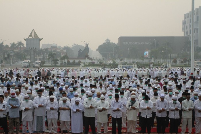 Salat minta hujan di Pekanbaru di tengah kabut asap