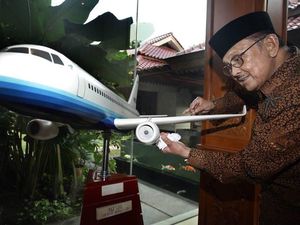 BJ Habibie, Mobil Nasional dan Koleksi Mobil Antiknya