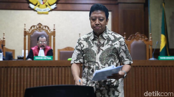 Mantan Ketum PPP Muchammad Romahurmuziy (Rommy) menjalani sidang perdana terkait kasus suap jual beli jabatan di jajaran Kemenag. Dalam sidang yang berlangsung di Pengadilan Tipikor itu, Rommy didakwa menerima uang Rp 325 juta terkait jual beli jabatan di Kemenag.