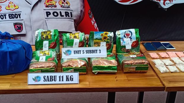 Barang bukti yang disita ada sabu dan ekstasi.