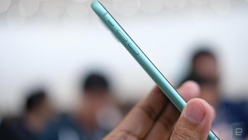 Untuk performanya dibekali chipset A13 Bionic yang diklaim lebih ngebut dari Galaxy S10+ dan Huawei P30 Pro. Foto: Chris Velazco/Engadget