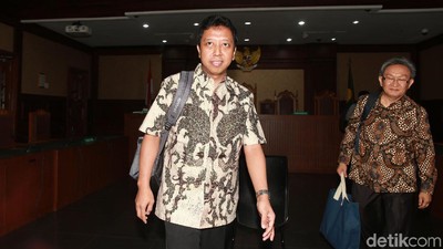 Ekspresi Rommy di Sidang Perdana Kasus Jual-Beli Jabatan Kemenag