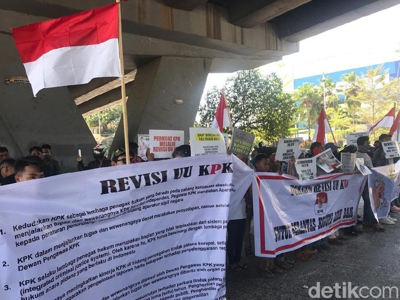 Massa Pendukung Revisi UU KPK Demo di Kolong Flyover Makassar Massa Pendukung Revisi UU KPK Demo di Kolong Flyover Makassar