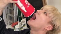 Foto lucu yang satu ini datang dari pose Jeno yang berlagak meminum minuman soda dengan gelas berwarna merah. Foto: Instagram @NCT_Dream