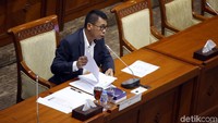 Empat orang lainnya itu adalah Lili Pintauli Siregar, Sigit Danang Joyo, Nurul Ghufron, dan I Nyoman Wara.