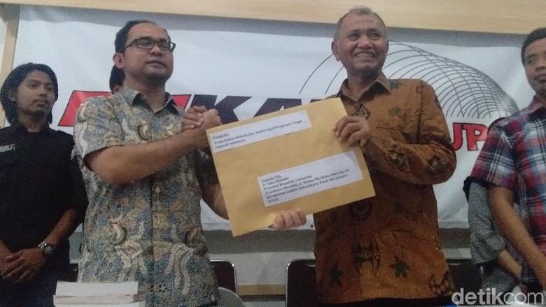 30 Pusat Kajian Antikorupsi se-Indonesia Tagih Janji Jokowi Kuatkan KPK 30 Pusat Kajian Antikorupsi se-Indonesia Tagih Janji Jokowi Kuatkan KPK