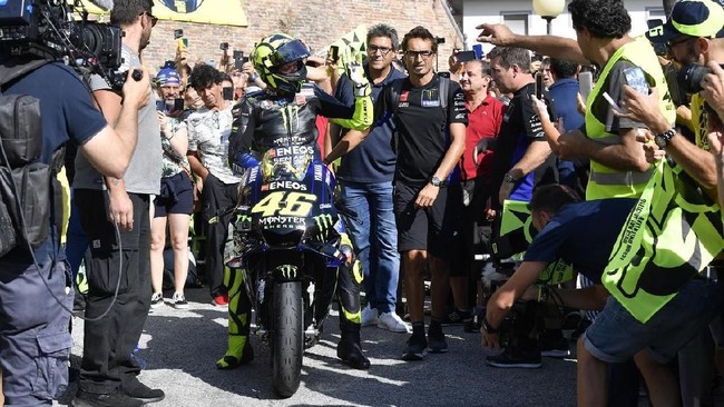 Asyik Betul, Rossi Pulang Kampung Naik Motor MotoGP