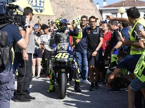 Asyik Betul, Rossi Pulang Kampung Naik Motor MotoGP