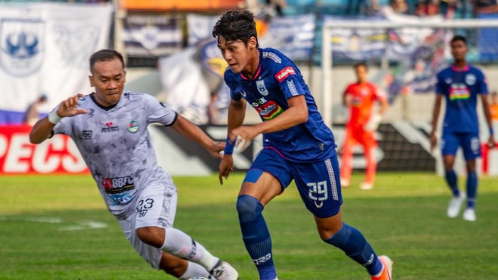 Pesepak bola PSIS Semarang Septian David Maulana (kanan) berupaya melewati hadangan pesepak bola Tira Persikabo Wawan Febriyanto (kiri) pada pertandingan lanjutan Liga 1 2019 di Stadion Moch Soebroto, Magelang, Jawa Tengah, Jumat (2/8/2019). PSIS Semarang dikalahkan Tira Persikabo dengan skor 0-2. ANTARA FOTO/Aji Styawan/pd.