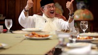 Terakhir, ia selalu menunjukkan senyuman ramahnya bahkan ketika ia sedang makan. Selamat jalan Pak Habibie! Foto: Istimewa