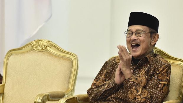 Presiden RI ke-3 BJ Habibie tutup usia hari ini, Rabu (11/9/2019). Sang jenius kebanggaan Indonesia ini pun punya senyum yang khas. Berikut foto-fotonya.