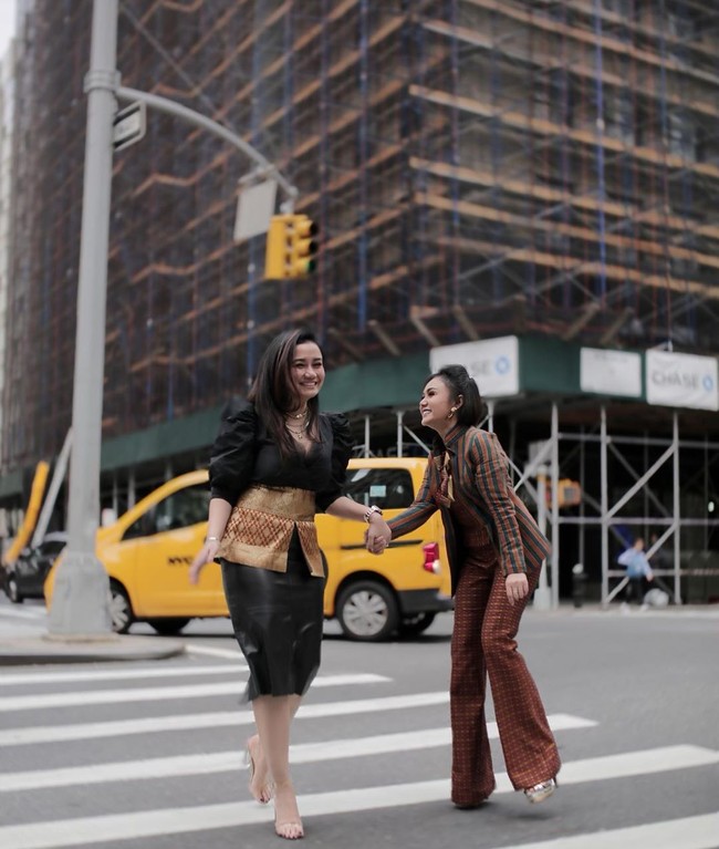 Yuni Shara hadir di New York Fashion Week untuk menonton fashion show dari label Ayumi karya desainer Indonesia, Marina Christyanti, yang ditampilkan dalam show bertema Indonesian Diversity di NYFW The Show,  Gallery II, Spring Studios, Senin (9/9/2019). Foto: Instagram @yunishara36