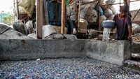 Selain itu, keberadaan bisnis pengolahan sampah plastik ini pun turut menjadi ladang penghasilan bagi sejumlah orang yang bekerja mengumpulkan sampah plastik di ibu kota. Khususnya warga sekitar lingkungan.