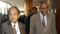 Momen Presiden ke-3 RI BJ Habibie bersama Presiden Islamic Development Bank (IDB), Ahmad Mohamed Ali (kanan), dan wakil ketua IDB Vision 1440H bertemu di pertemuan tahunan Bank Dunia dan IMF di Singapura pada 19 September 2006 silam. AFP PHOTO STR / AFP.