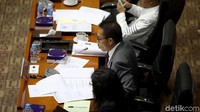 Sejumlah pertanyaan diberikan oleh para anggota Komisi III DPR kepada Nawawi Pomolango yang menjadi peserta calon pimpinan KPK pertama yang menjalani uji kepatutan dan kelayakan (fit and proper) di DPR.