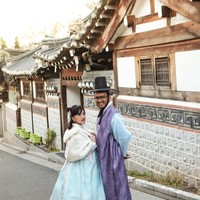 Pernikahannya jadi viral, wanita yang berdomisili di Jakarta itu mengaku tak menyangka. Aku kaget waktu ada media yang minta diangkat. Tiba-tiba tadi pagi, aku lihat impact-nya juga jadi banyak yang nge-DM. Mereka nanyain banyak hal lah, banyak yang bilang makasih karena sudah menginspirasi, katanya. Foto: Dok. Ervy Julia